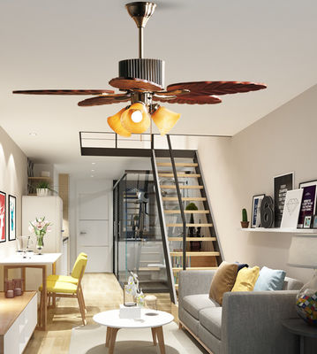 Ventilateur de plafond en bois massif avec des lames en vrai