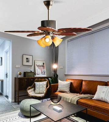 Ventilateur de plafond en bois massif avec des lames en vrai