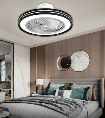 Accrochez le ventilateur suspendu au plafond avec une lumière de 42 pouces.